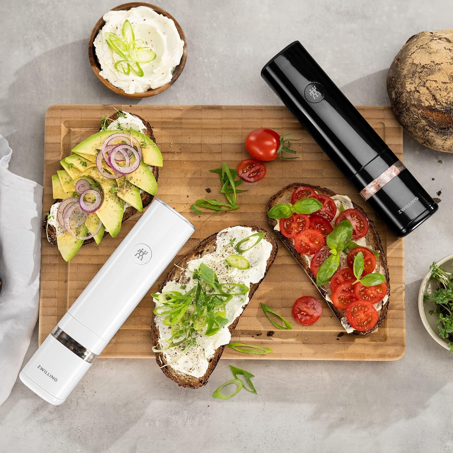 ZWILLING Enfinigy 2-pc Electric Salt/Pepper Mill Set - Image 3