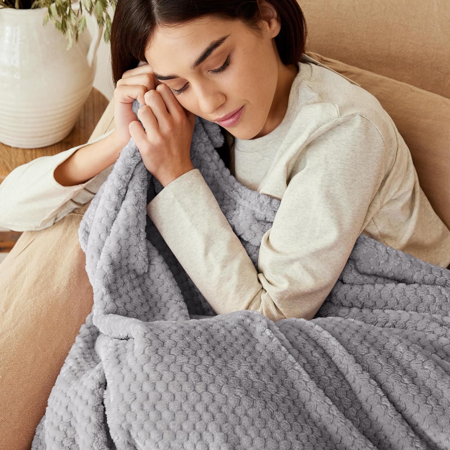 Exclusivo Mezcla Fleece Throw Blanket Extra Large, Super Soft and Warm Blankets for Couch, Sofa and Bed Waffle Textured, Cozy, Fuzzy and Lightweight (Light Grey, 50x70 Inches) - Image 5