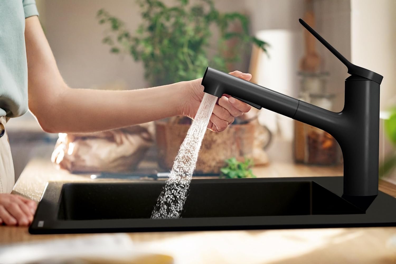 hansgrohe Zesis Black Single-Handle Kitchen Faucet, Kitchen Faucets with Pull Out Sprayer, Faucet for Kitchen Sink, Matte Black 74810671 - Image 4