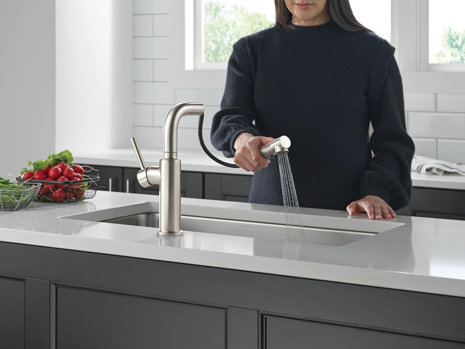 Delta Faucet Daneri Pull-Out Kitchen Faucet, Brushed Nickel Kitchen Faucets with Pull-Out Sprayer, Kitchen Sink Faucet, Faucet for Kitchen Sink with Magnetic Docking, Stainless 16879-SS-DST - Image 3